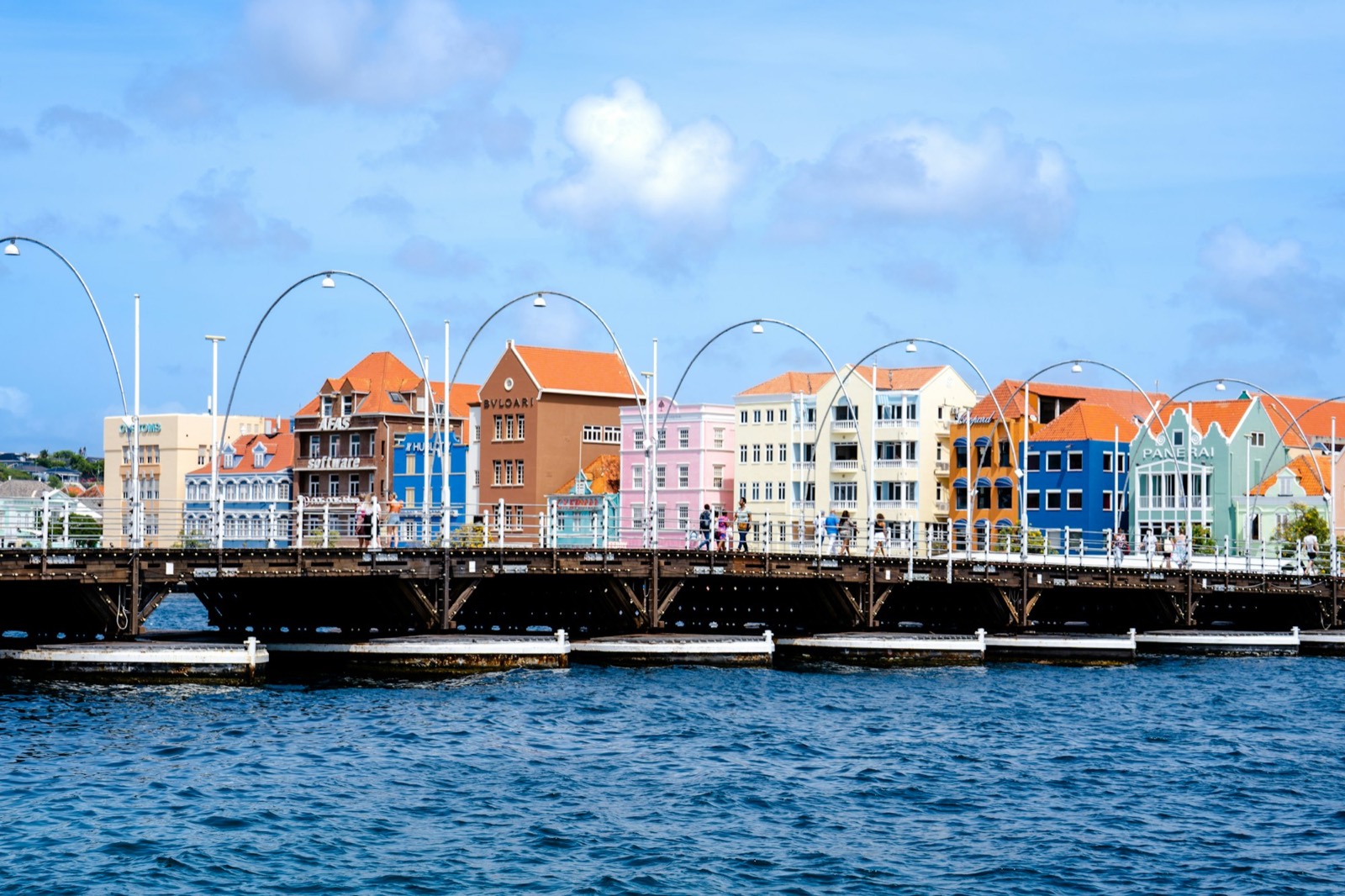 The Queen Emma pontoon bridge and colourful houses in Willemstad
